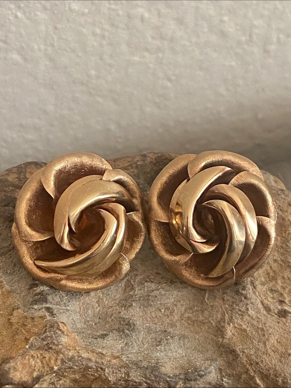 Vintage 70s Gold Tone Rose ClipOn Earrings